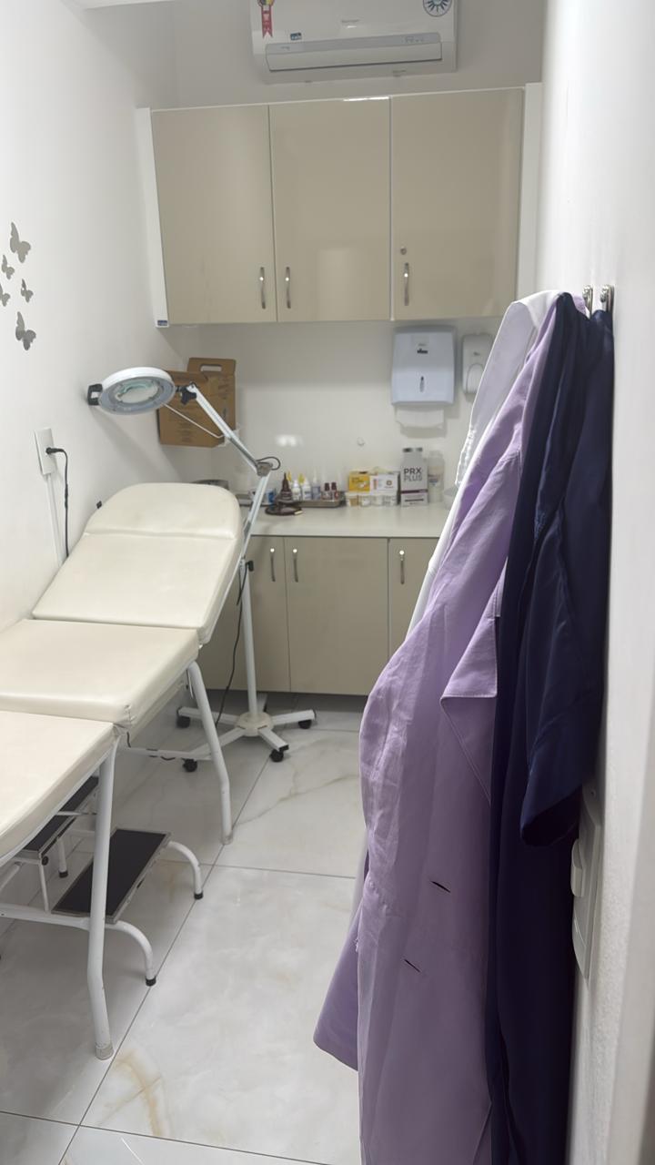 Sala de exame com maca e equipamento